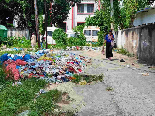 मुजफ्फरपुर सदर अस्पताल में खुले में फेंका जा रहा कचरा, संक्रमण का बढ़ा खतरा